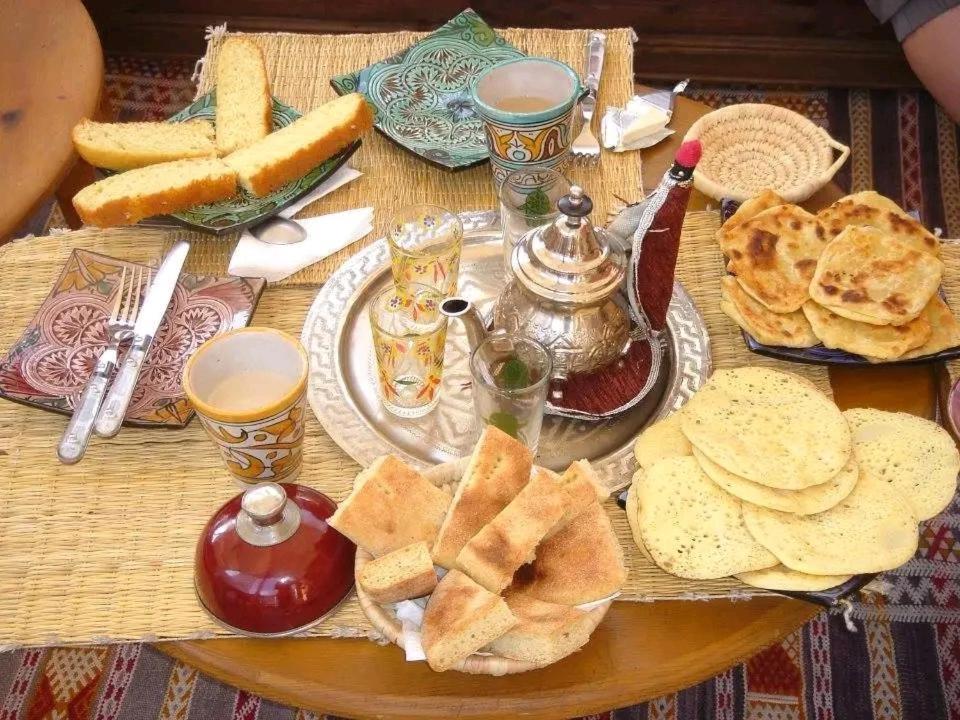 Akhendachou n'Ait Ouffi Riad Pizzeria Marhaba מראה חיצוני תמונה