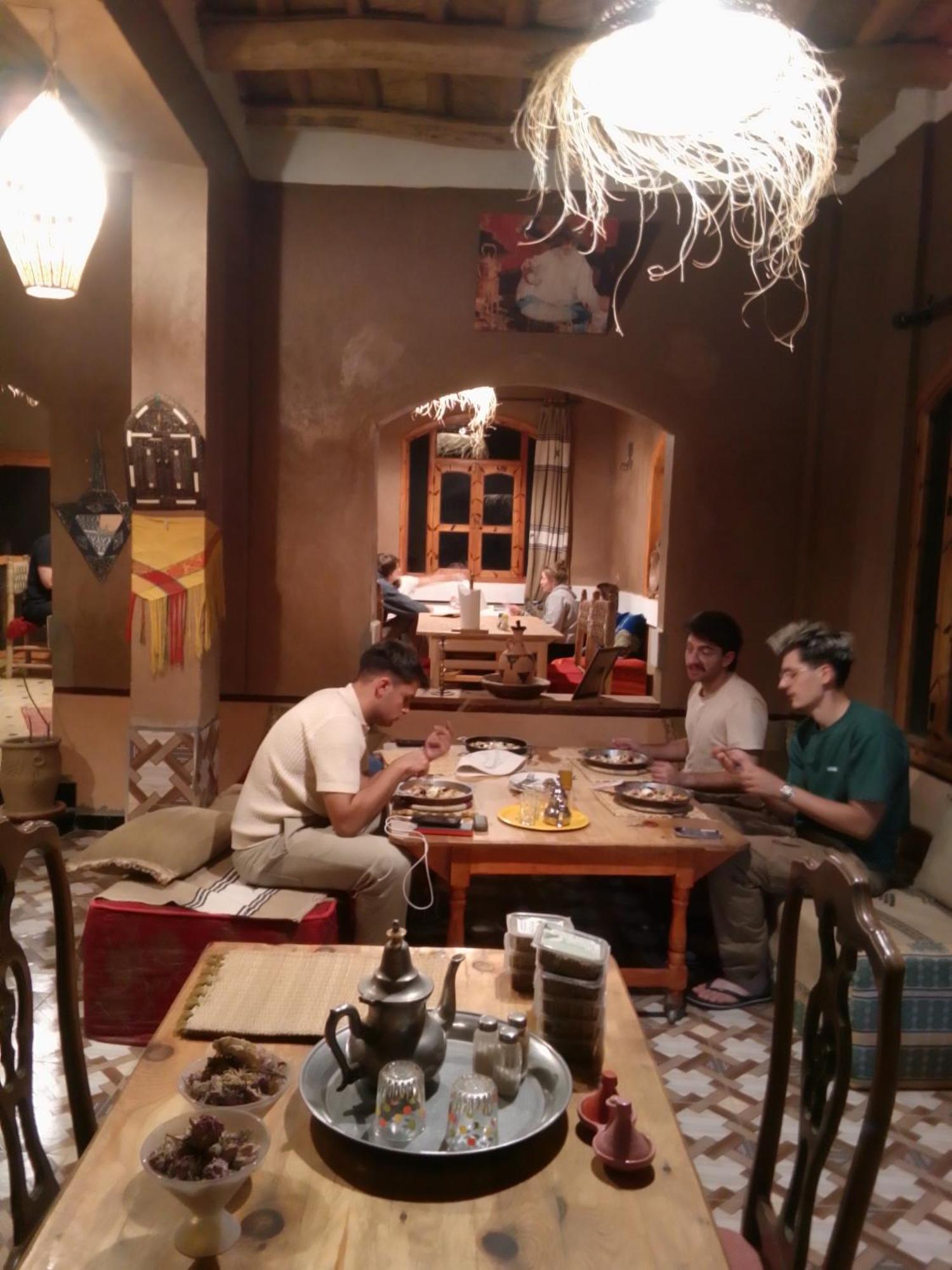 Akhendachou n'Ait Ouffi Riad Pizzeria Marhaba מראה חיצוני תמונה